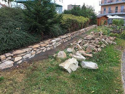 Budování zahradních cestiček, chodníků a schodů