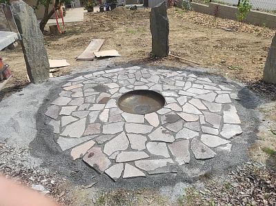 Budování zahradních cestiček, chodníků a schodů